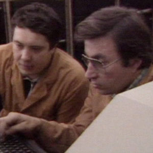 Miehet tietokoneen ääressä