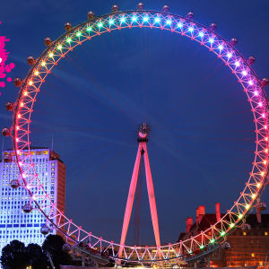 london eye upplyst i regnbågens färger