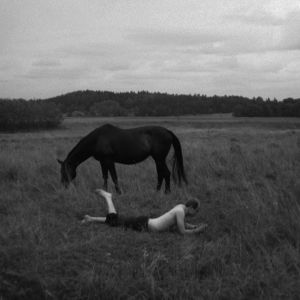 Hevonen ja mies, kuva dokumentista Otto Mäkilä - Havahtuminen