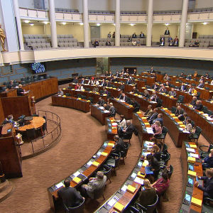 remontuidun eduskuntalon istuntosali jossa iso osa kansanedustajista paikoillaan.