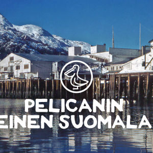 Vanha valokuva kalastajakylästä, jonka päällä on teksti "Pelicanin viimeinen suomalainen".