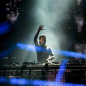 Avicii esiintyy