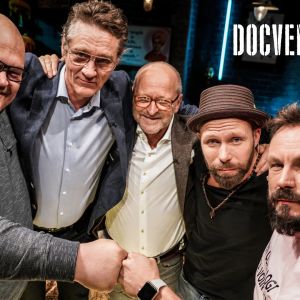 Docventures Talk Show'n isännät Riku ja Tunna sekä vieraat Miika Pettersson, Ville Virtanen ja Tommy Hellsten ryhmäkuvassa. 