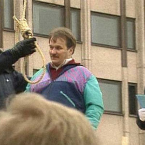 Turun seudun työttömien yhdistykset halusivat osoittaa äärimmäisen keinon työttömyyden ratkaisemiseksi ja pitivät Turun torilla työttömien hirttäjäiset. (1994)