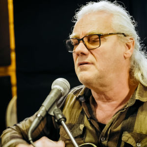 Christer Rönnholm har fortfarande en vacker sångröst. Christer Rönnholm spelar gitarr och sjunger.