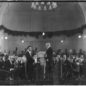 Jean Sibelius ja Boris Sirob, myöhemmin Sirpo, ja Viipurin Musiikkiopiston vahvistettu orkesteri Viipurin Keskuskansakoulun salissa huhtikuussa 1923.