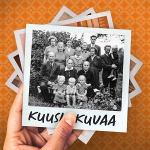 Psykoterapeutti Jussi Nissisen lapsuudenkuvassa sukua kesäisellä pihamaalla poseeraamassa kameralle.