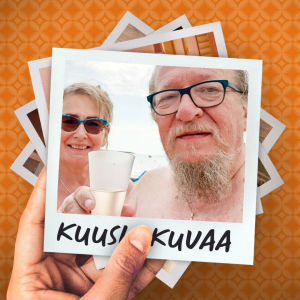 Jaakko Löytty puolisonsa Kaija Pispan kanssa kohottavat kuohuviinimaljat selfiessä merimaisemassa.