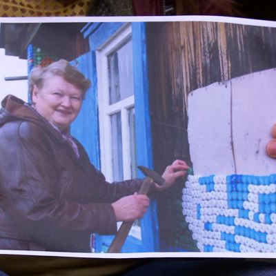 Olga Kostina täcker husväggen med plastkorkar