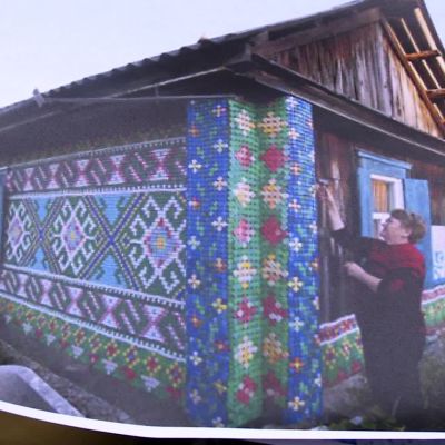 Olga Kostina täcker husväggen med plastkorkar