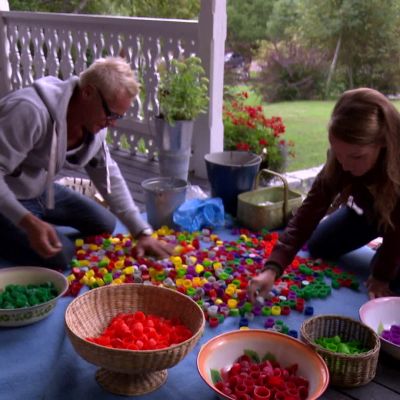 Lee och Jim sorterar plastkorkar enligt färg