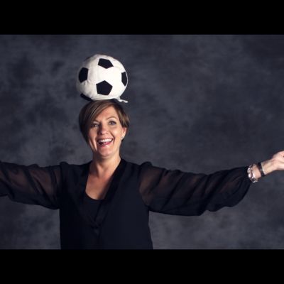 Maria Sundblom-Lindberg med en fotboll på huvudet.