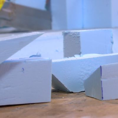 Polystyrenet skärs ut och modelleras till takrosett.