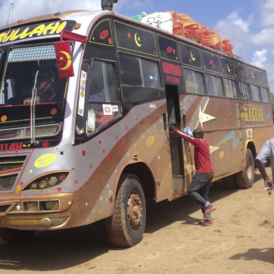 Sammanlagt 28 passagerare i den här bussen mördades nära staden Mandera i Kenya den 22 november.