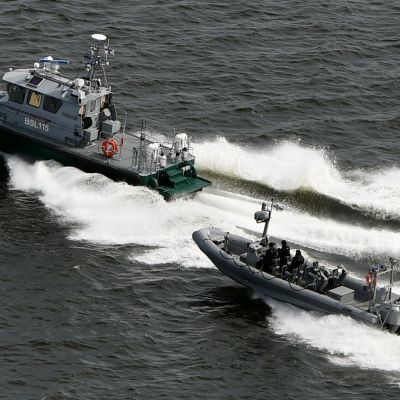 Gränsbevakningens och Marinens båtar spanar efter möjlig undervattensobservation