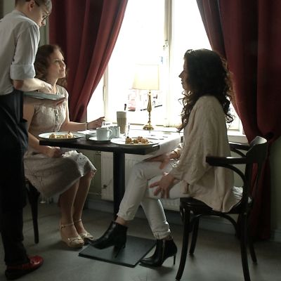 Pia-Maria Lehtola och Tiina Helminen talar om danskt mode på ett café.