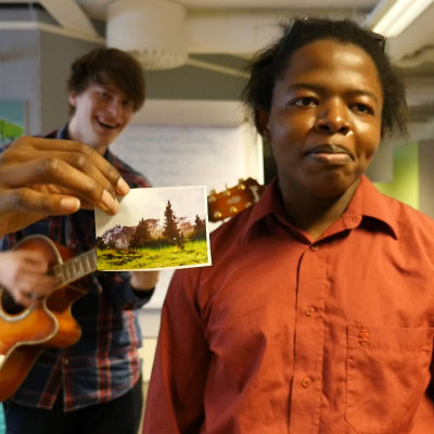 Räppären Rene från Kokkola och singer-songwriter Kallo Keto från Kokkola improviserar vilt till en serie bilder. Jag skulle vilja gå i skogen, sjunger Renew.