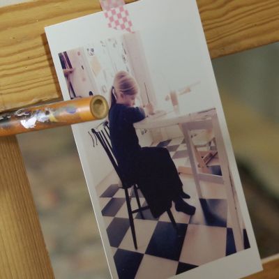 Fasttejpat foto på ritande flicka.
