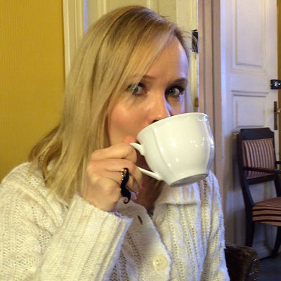 Toimittaja Riikka Holopainen nauttii teetä Kahvila Majurskassa.