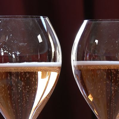 Två champagneglas med rosé champagne.