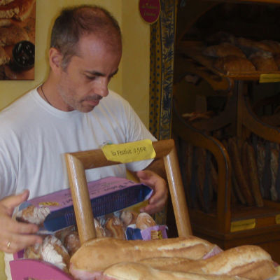 Ranskalaisleipuri Bruno Danizelle järjestelee patonkeja myyntipöydälle.