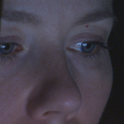 naisen silmät kylpevät älylaitteen sinisessä valossa