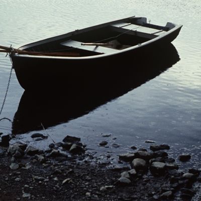 Yksinäinen soutuvene on paitsi runollinen myös vertauskuvallinen kuvituskuva.