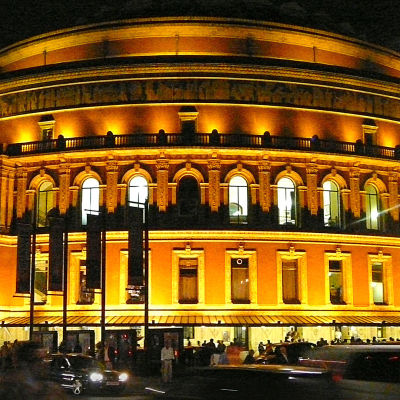 Kuva Royal Albert Hallista Lontoossa iltanäkymä