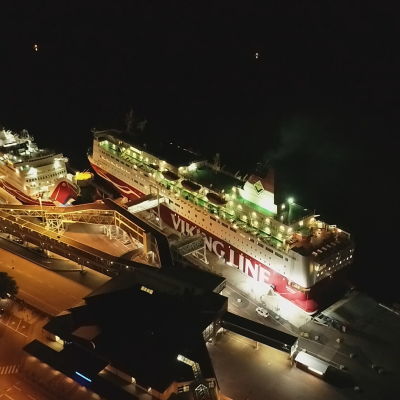 Viking Lines terminal på natten. Bilden tagen med en drönare eller från en helikopter. 