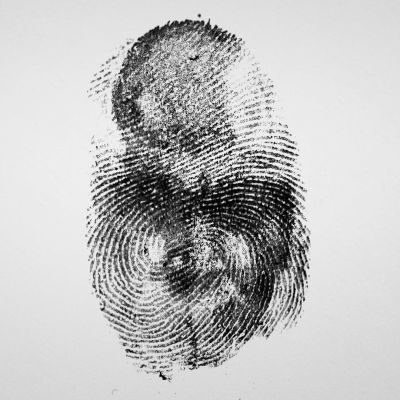 Ett fingeravtryck avbildat på ett papper.