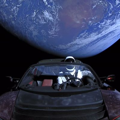 SpaceX docka Starman i sin Tesla Roadster i rymden.