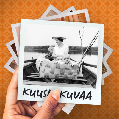 Martti Jämsä taaperona pärekorissa puuveneessä. Taustalla hattupäinen nainen soutamassa ja hänen takanaan veneen kokassa pieni lapsi. Järvimaisema.