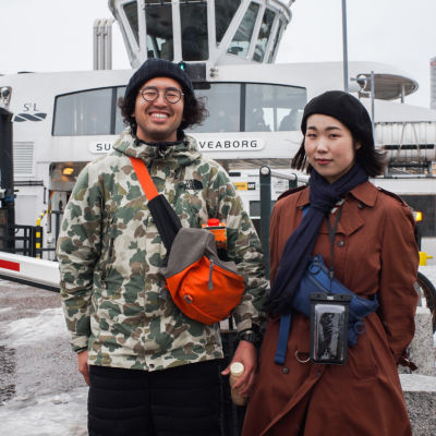 De japanska turisterna Junichi Sato (t.v.) och Akane Jibu, som just kommit med färjan från Sveaborg till Salutorget.