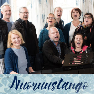 Nuoruustangon tekijät laulavat pianon ääressä.