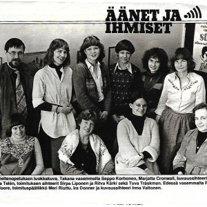Ylen Kieliohjelmien toimitus v. 1978 Katso-lehden artikkelissa. Ylen Kieliohjelmien toimitus v. 1978 Katso-lehden artikkelissa.