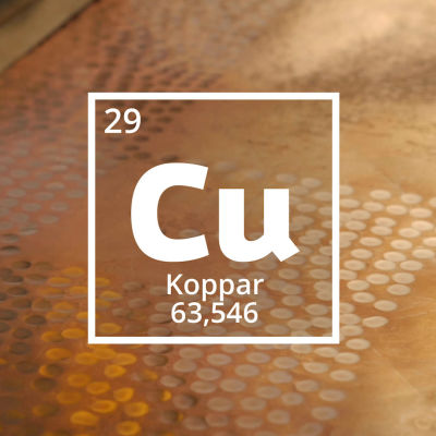Den kemiska förkortningen för koppar är Cu, atomnummer 29. I bakgrunden en kopparplåt.