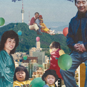 Vanha hieman haalistunut värikuva etelä-korealaisesta perheestä