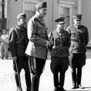 Marsalkka Carl Gustaf Emil Mannerheim seurueineen päämajan edustalla, seurueessa mm majuri Ragnar Grönvall ja kenraali Aksel Airo.