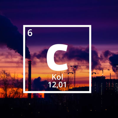 Kolets kemiska förkortning C.  I bakgrunden en stadsvy med höghus och skorstenar i solnedgång.
