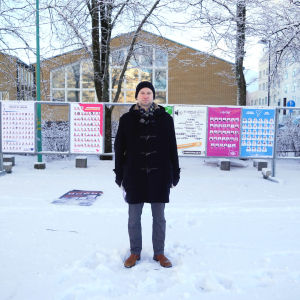 Reporter AG Karlsson står framför valaffischer i Dickursby i Vanda.