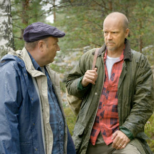 Iiro Viinanen (Pertti Sveholm) ja Esko Seppänen (Kari Heiskanen) retkellä elokuvassa Vasen ja oikea.