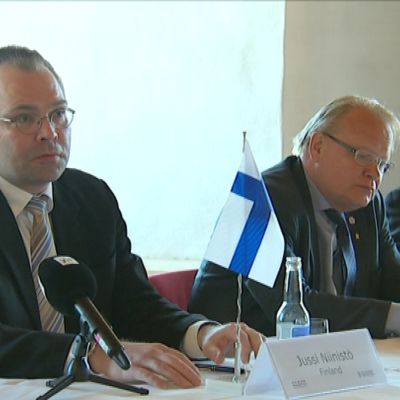 Försvarsminister Jussi Niinistö, försvarsminister Peter Hultqvist och policydirektör Svein Efjestad.