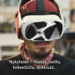 Toimittaja Tuukka Pasanen katselee nykytaidetta VR-lasien kautta.