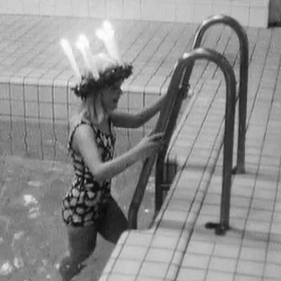 Vaasan Lucia-neito Åsa Österlund keräsi uinnillaan rahaa Vaasan nuorille uimareille (1972).