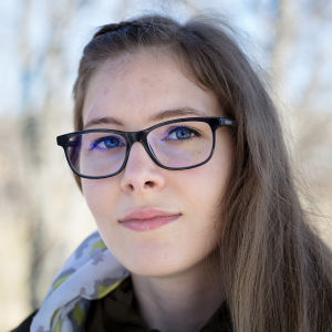 Anne Matoniemi katsoo suoraan kameraan.