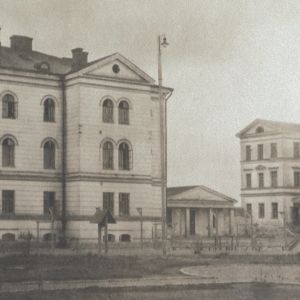 Åbo museicentrals svartvita bild med taggtrådsstängsel kring Sirkkala kasern, som 1918-23 var fångläger efter inbördeskriget.