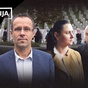 Kuvassa Srebrenican joukkosurmasta vuonna 1995 selvinnyt mies, Srebrenican joukkosurman muistomerkin tiedottaja sekä serbien Itäinen vaihtoehto -liikkeen puheenjohtaja. Taustalla Srebrenican joukkosurman hautoja.