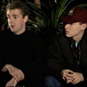 Pet Shop Boys -yhtyeen Neil Tennant ja Chris Lowe istuvat sohvalla.