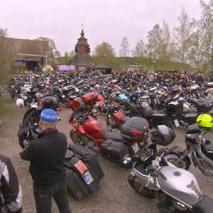 Motorcyklar och motorcyklister vid Lundo kyrka.