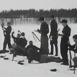 Partiolaiset harjoittelevat ampumaan ilmakiväärillä (1938).